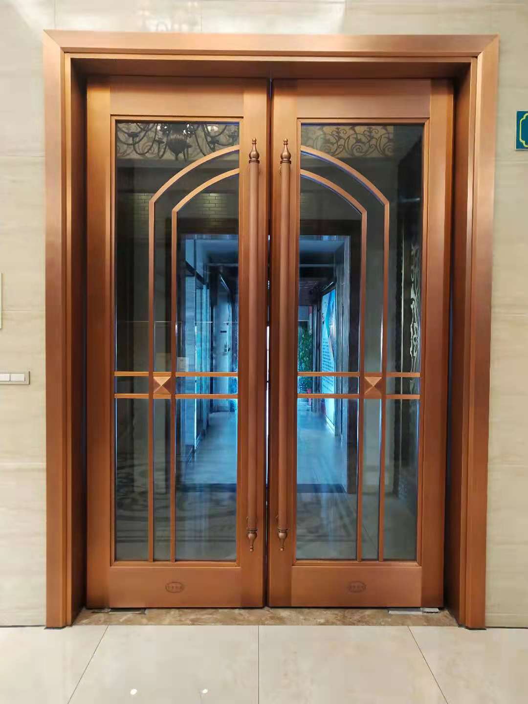 玻璃铜门实物图片及玻璃铜门保养方法「权威发布」